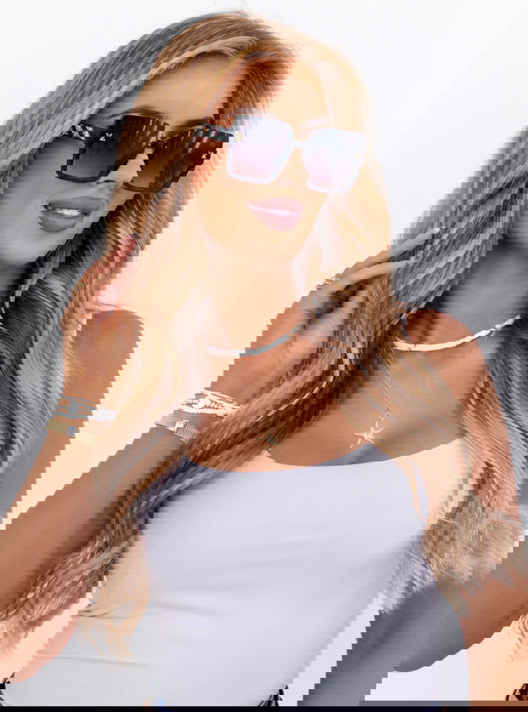 Czarne kwadratowe okulary...