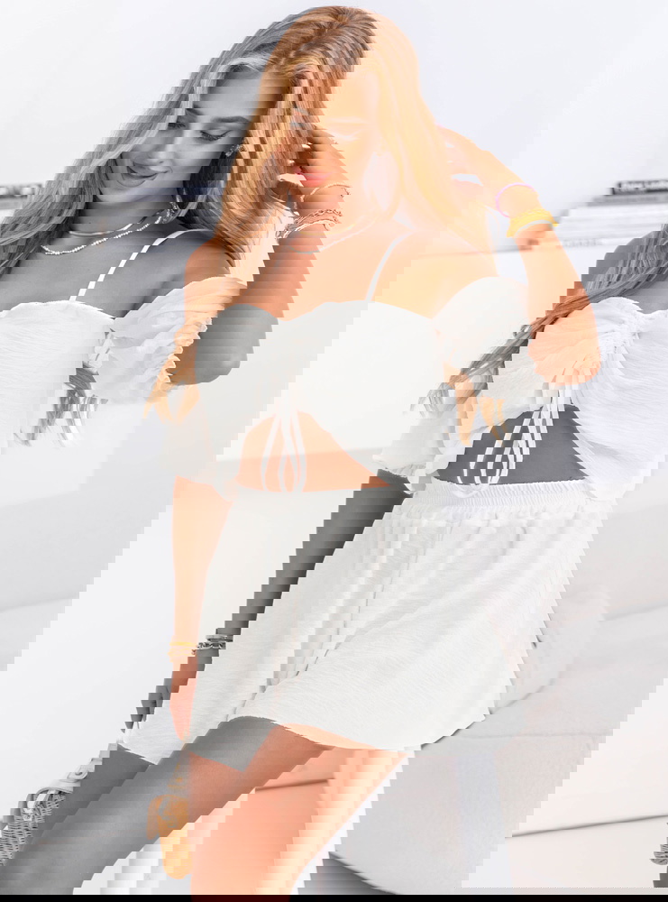 Biały komplet top i krótkie spodenki...