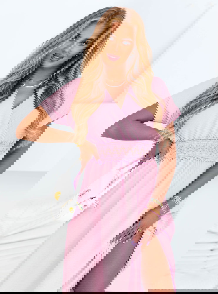 Pudrowa długa sukienka z przekładanym...