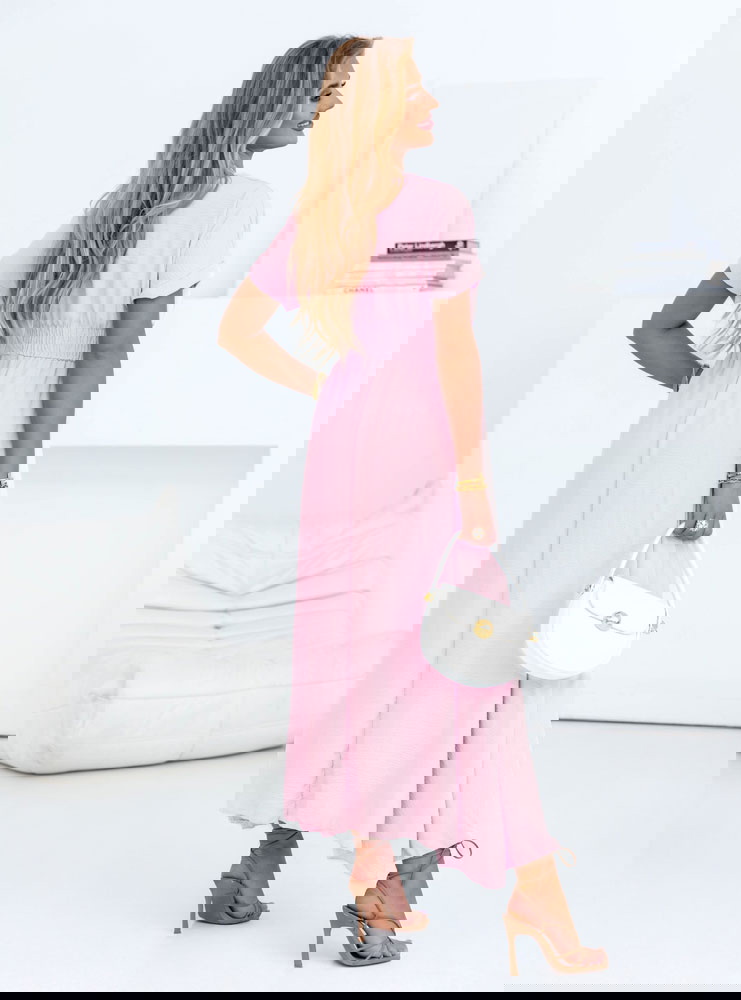 Pudrowa długa sukienka z przekładanym...