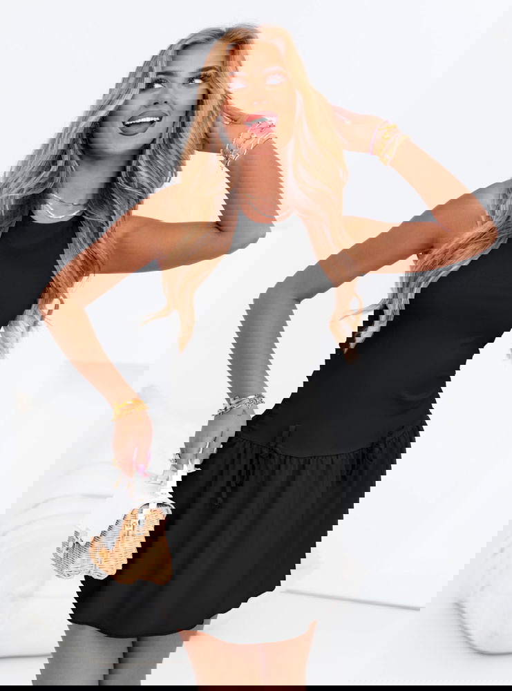 Czarna sukienka mini na ramiączkach...