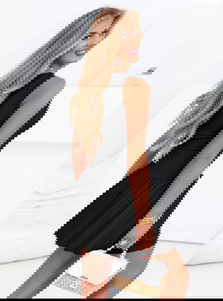 Czarna sukienka mini na ramiączkach...