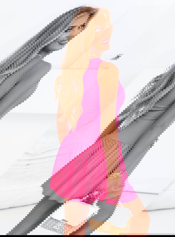 Różowa sukienka mini na ramiączkach...