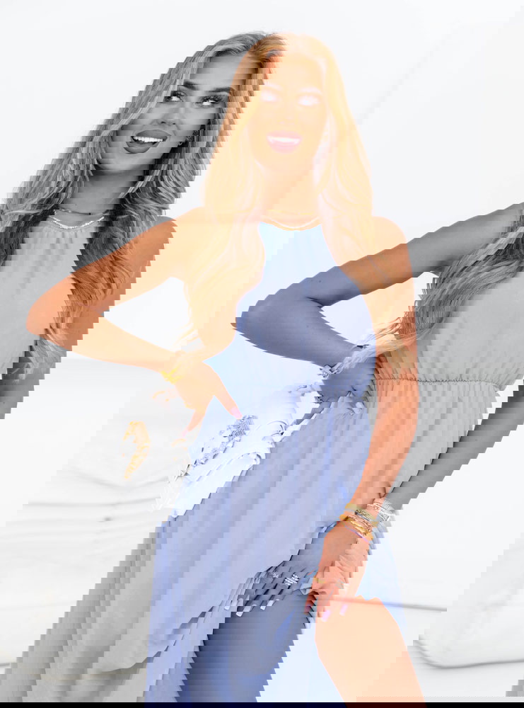 Błękitna sukienka maxi z rozcięciem...