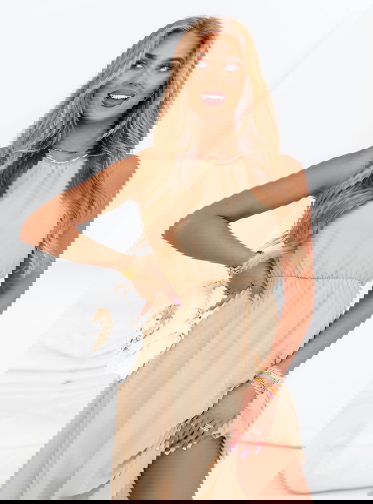 Beżowa sukienka maxi z rozcięciem Erlea