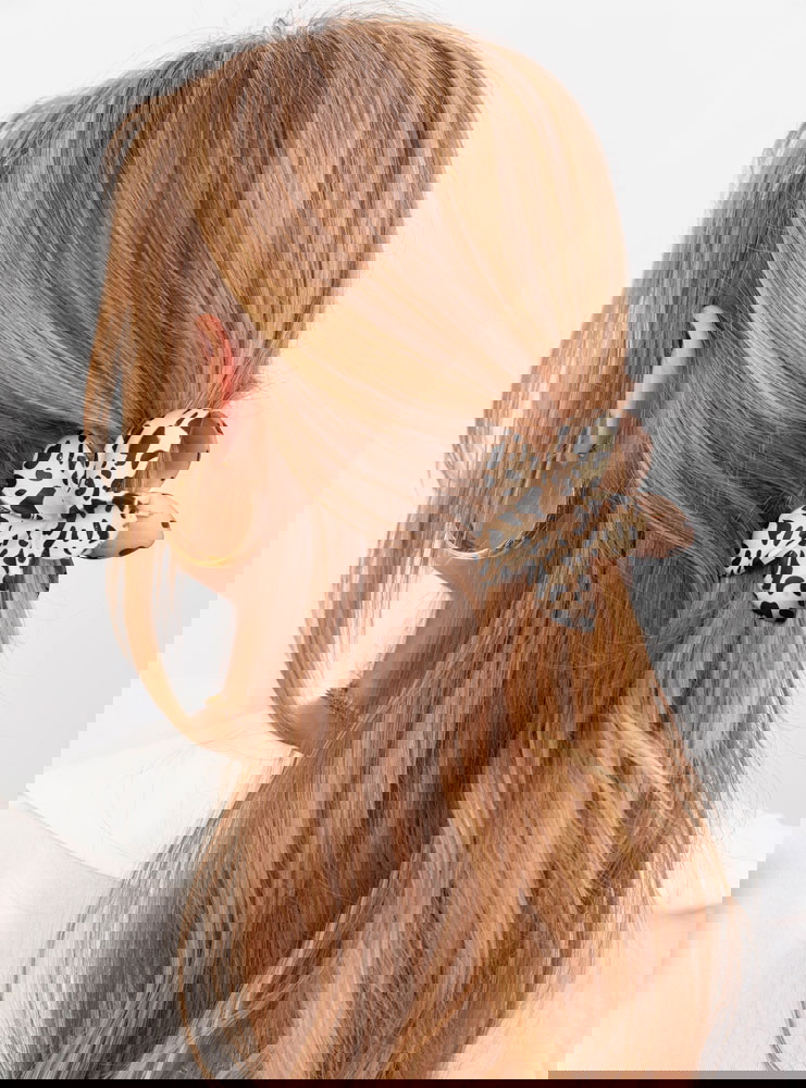 Beżowa klamra do włosów w kształcie...