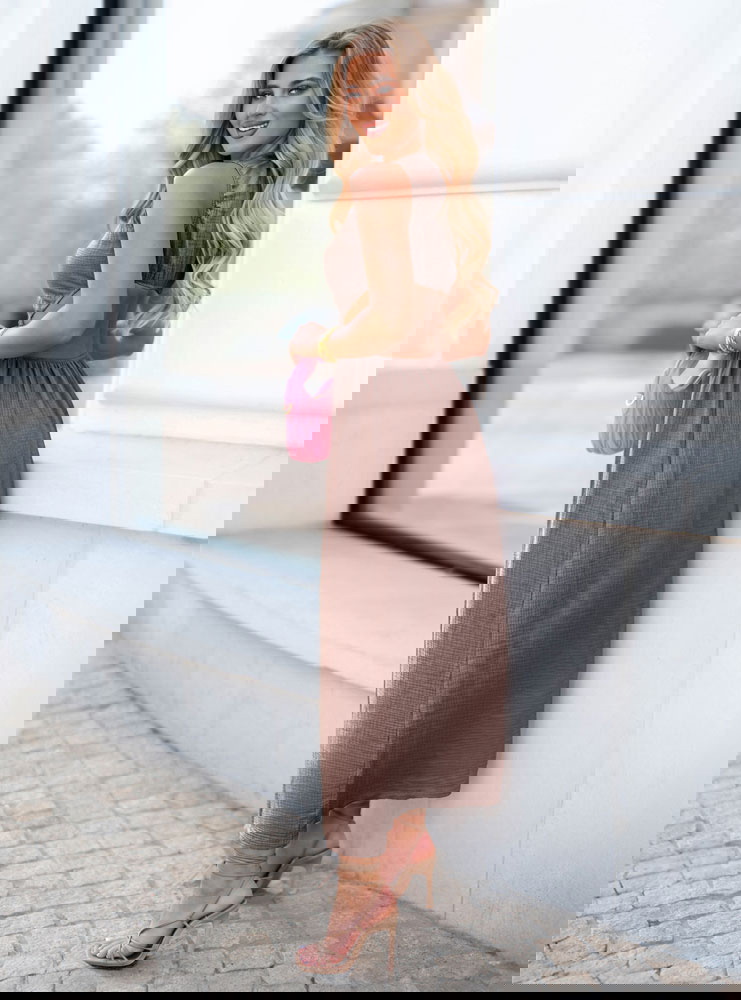 Muślinowa sukienka z odkrytymi...