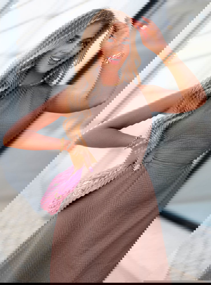 Muślinowa sukienka z odkrytymi...