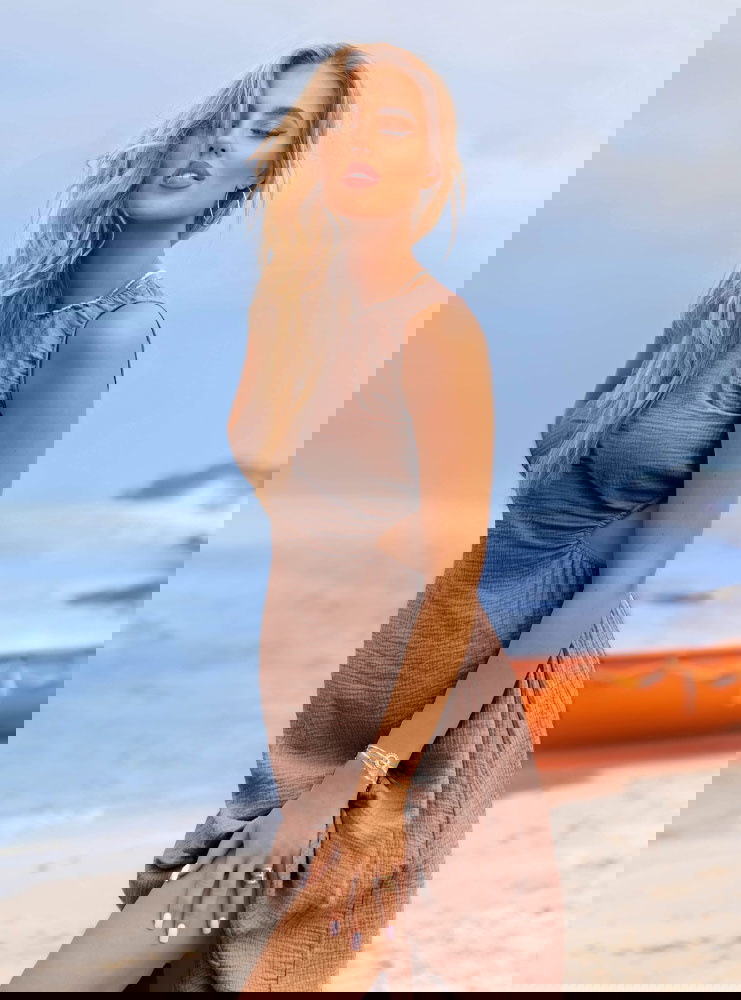 Muślinowa sukienka z odkrytymi...