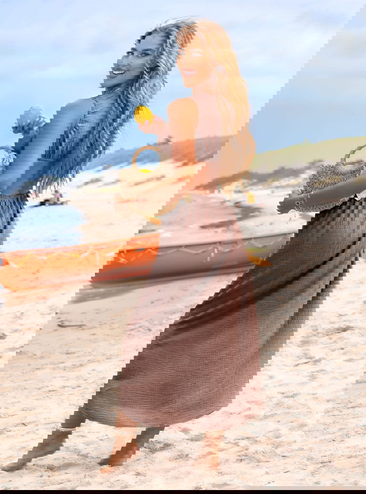 Muślinowa sukienka z odkrytymi...