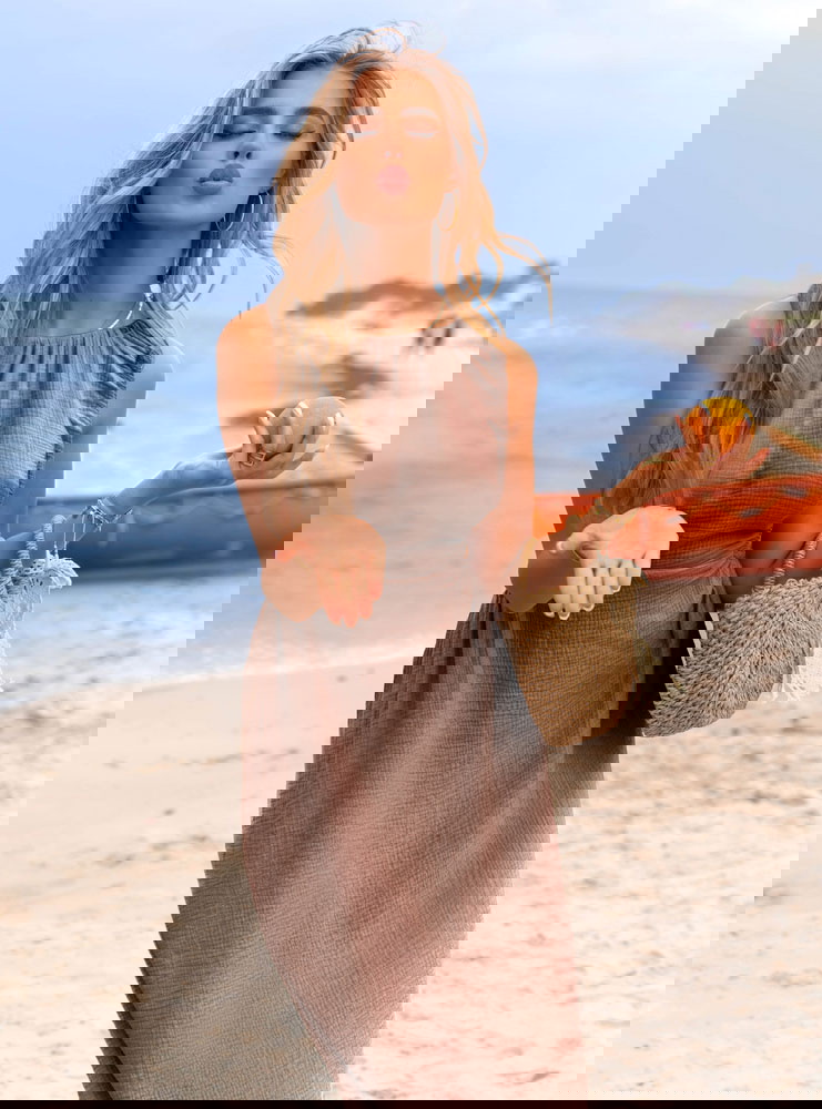 Muślinowa sukienka z odkrytymi...