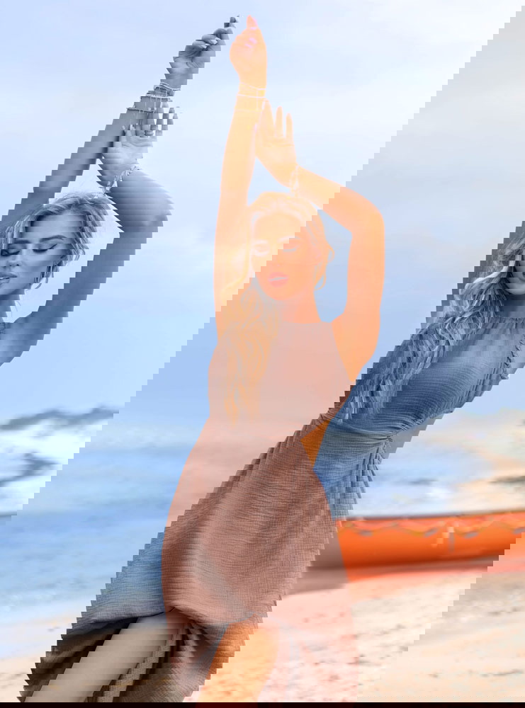 Muślinowa sukienka z odkrytymi...