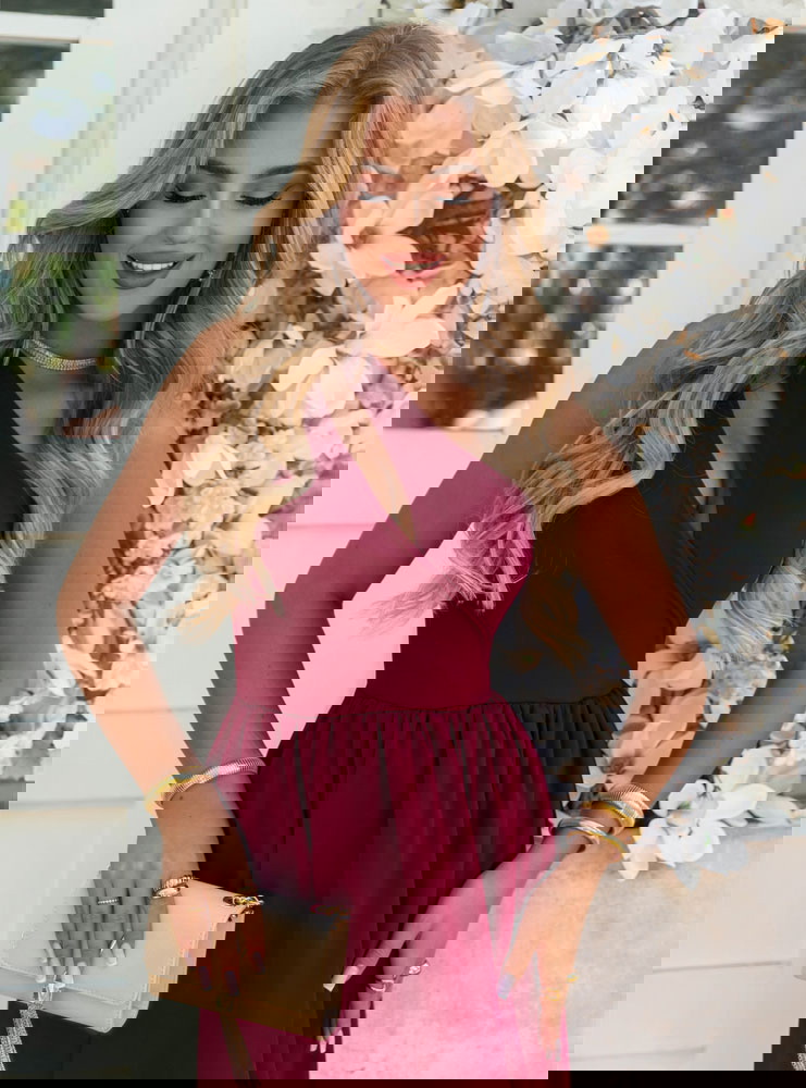 Bordowa sukienka na jedno ramię z...