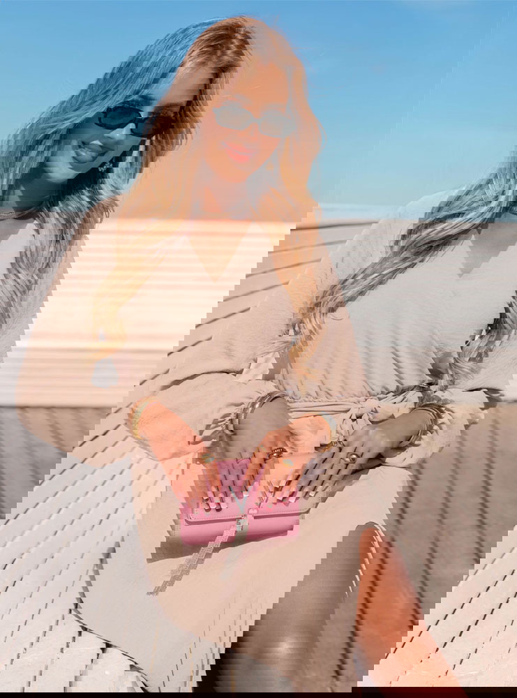 Beżowa sukienka midi z przekładanym...