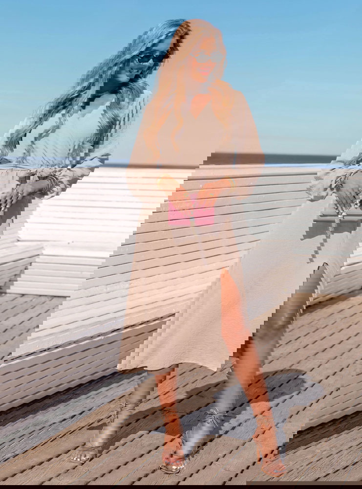 Beżowa sukienka midi z przekładanym...