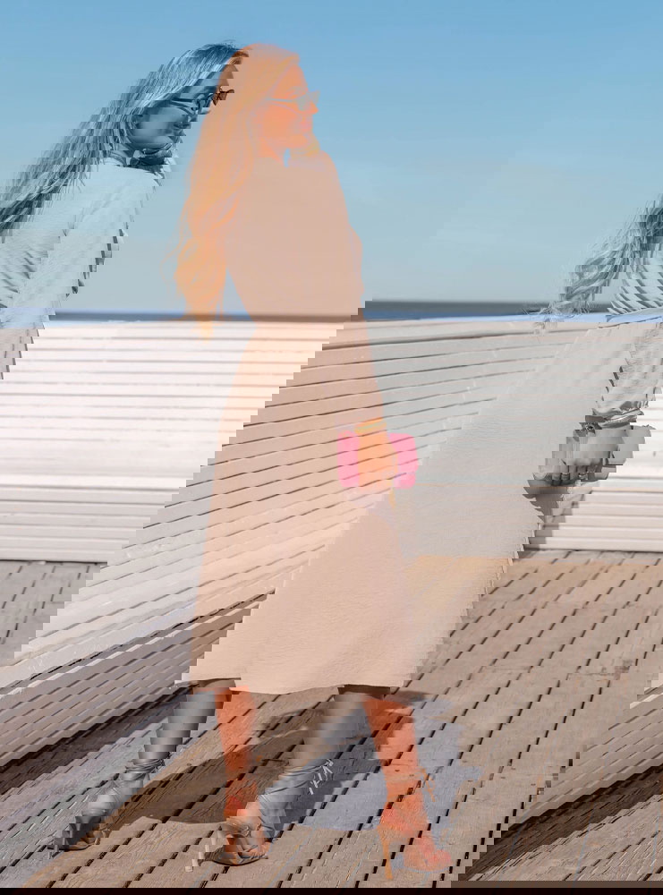 Beżowa sukienka midi z przekładanym...