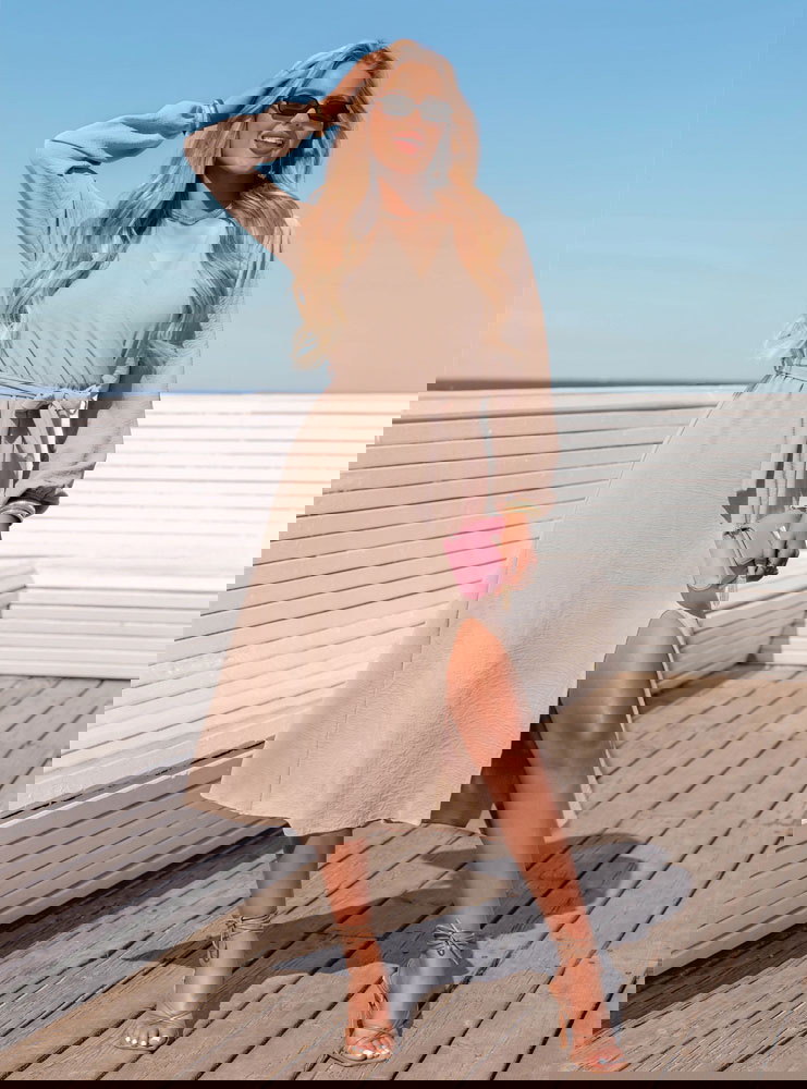 Beżowa sukienka midi z przekładanym...