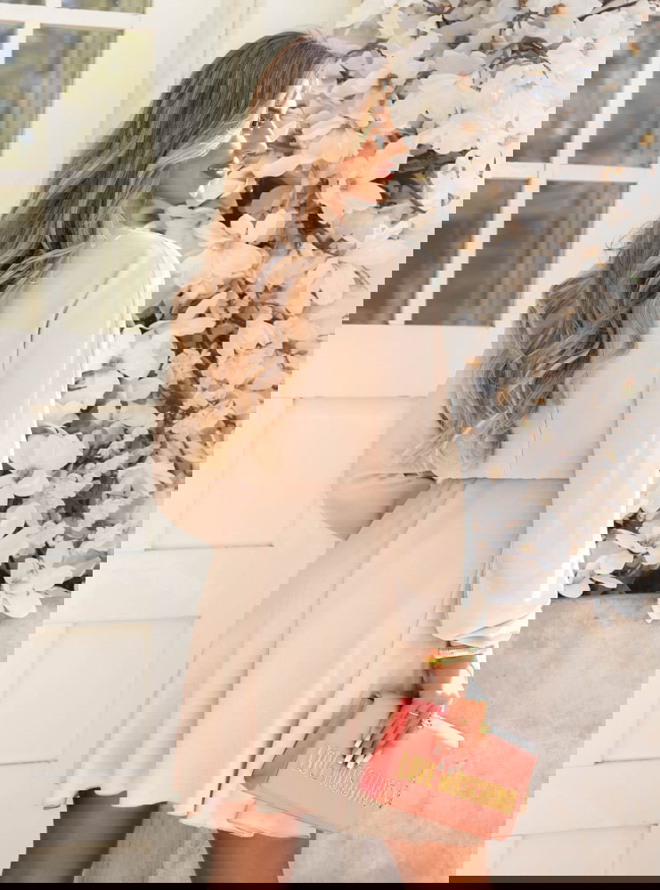 Beżowa sukienka mini z przekładanym...