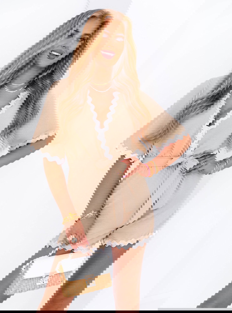 Beżowy krótki kombinezon z paskiem...