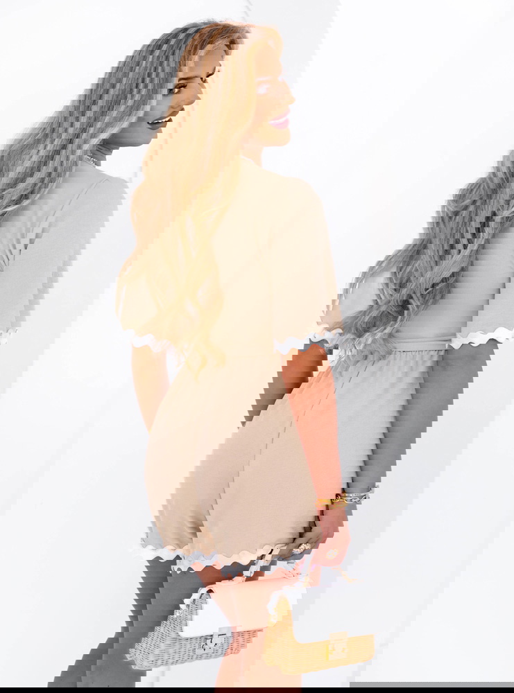 Beżowy krótki kombinezon z paskiem...