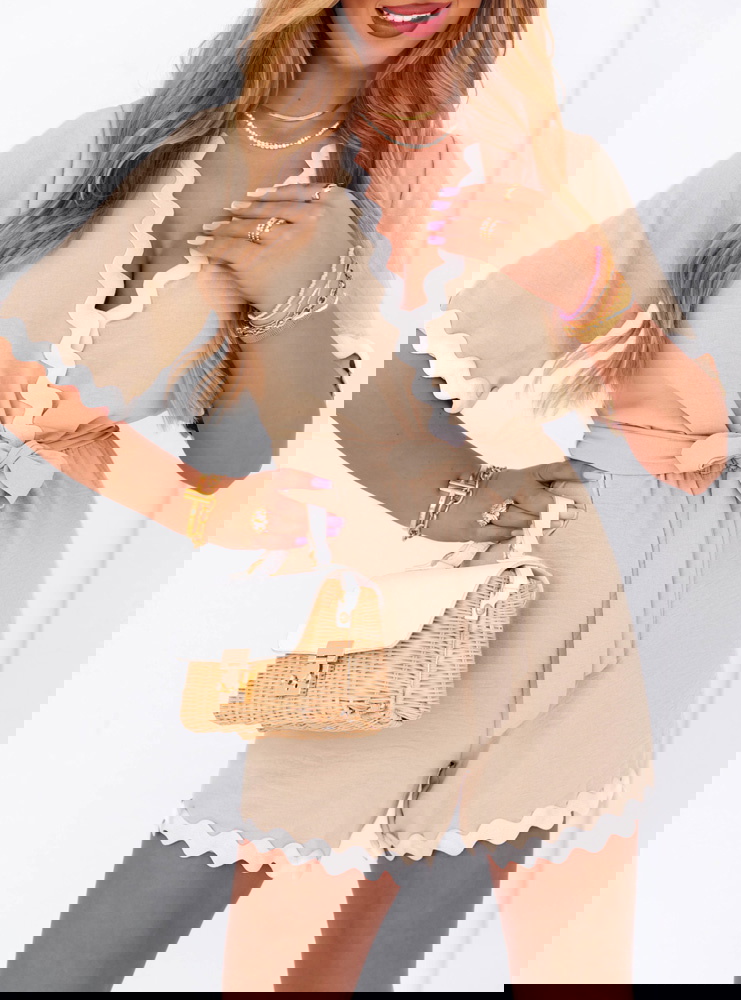 Beżowy krótki kombinezon z paskiem...