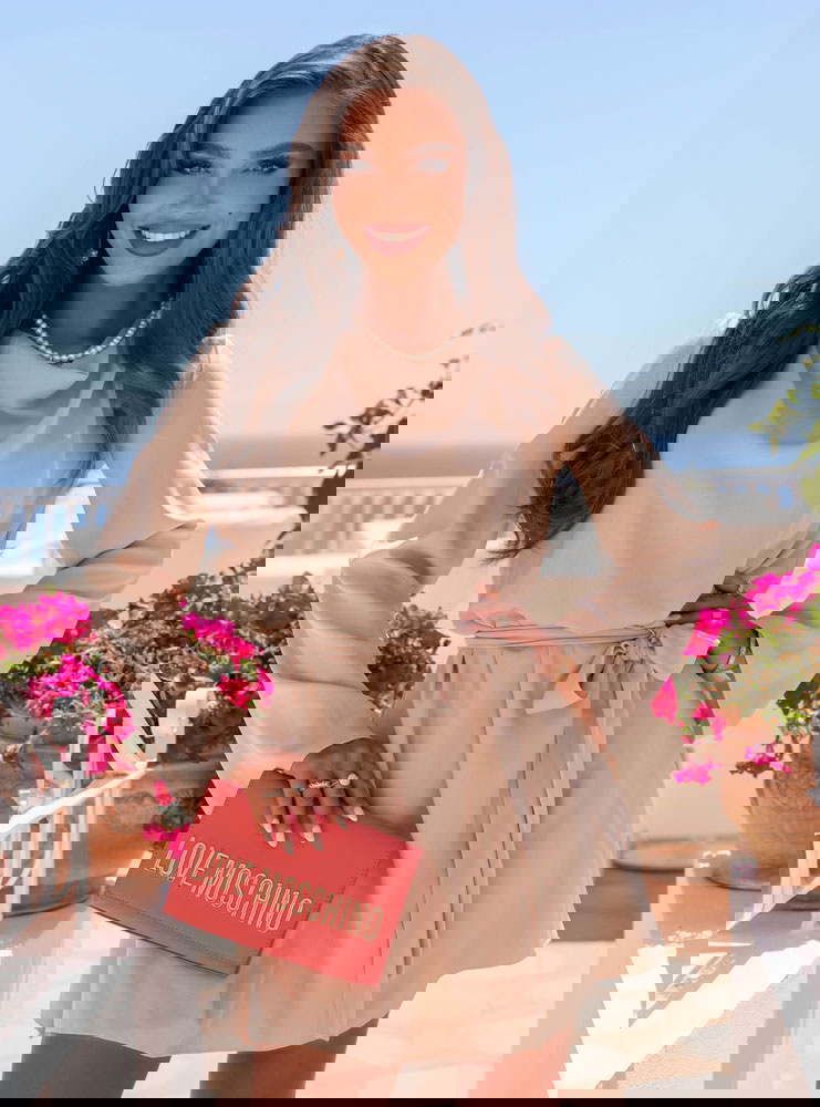 Beżowa mini sukienka wiązana w talii...