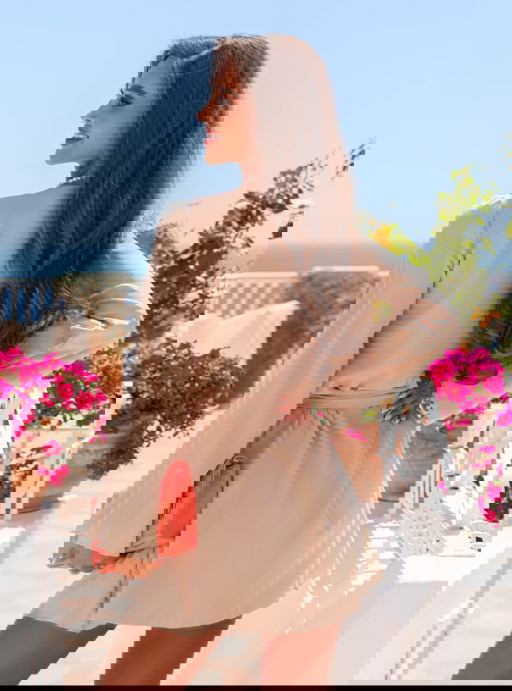 Beżowa mini sukienka wiązana w talii...