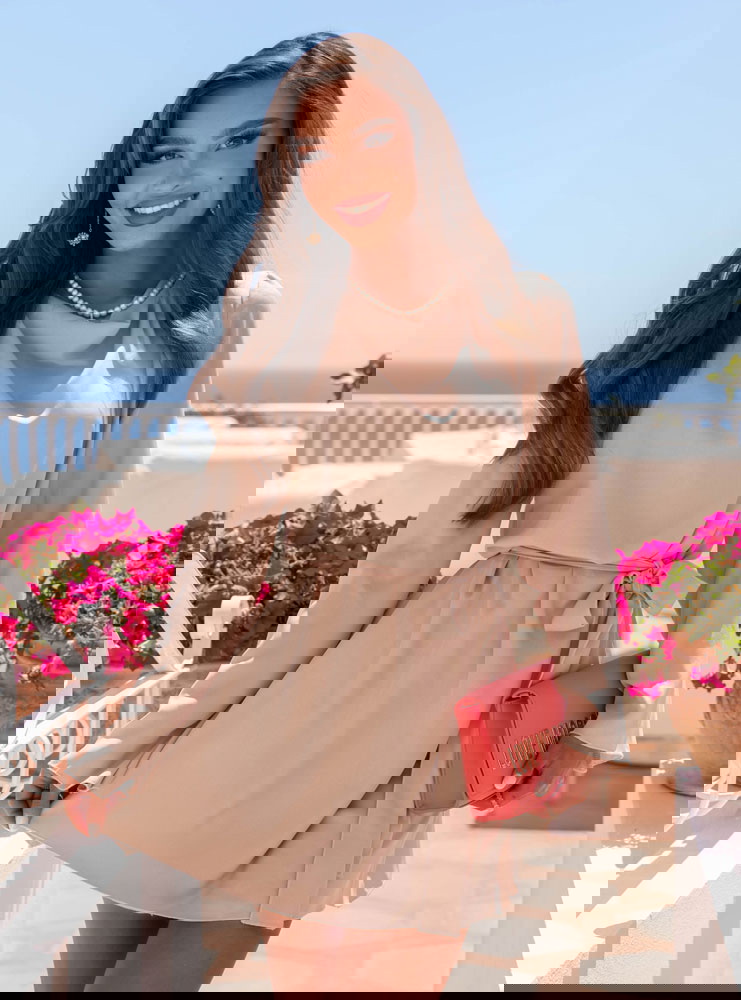 Beżowa mini sukienka wiązana w talii...