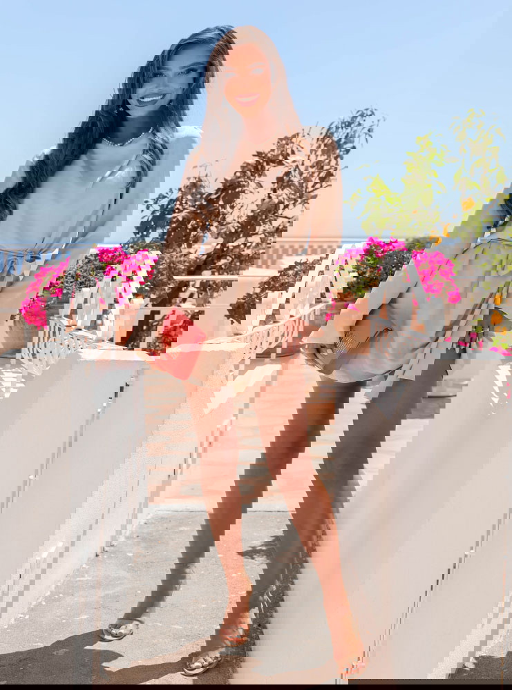 Beżowa mini sukienka wiązana w talii...