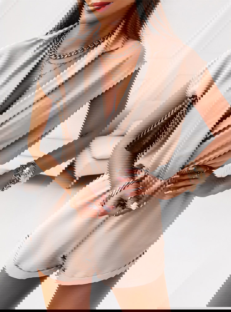 Beżowy kombinezon z przekładanym...