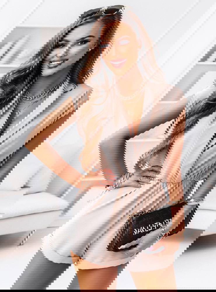 Beżowy kombinezon z przekładanym...