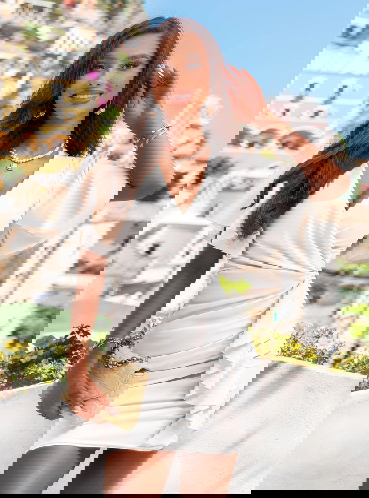 Biała sukienka z przekładanym...