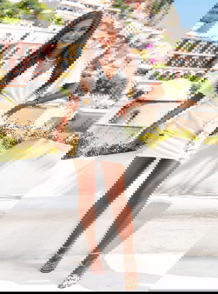 Biała sukienka z przekładanym...