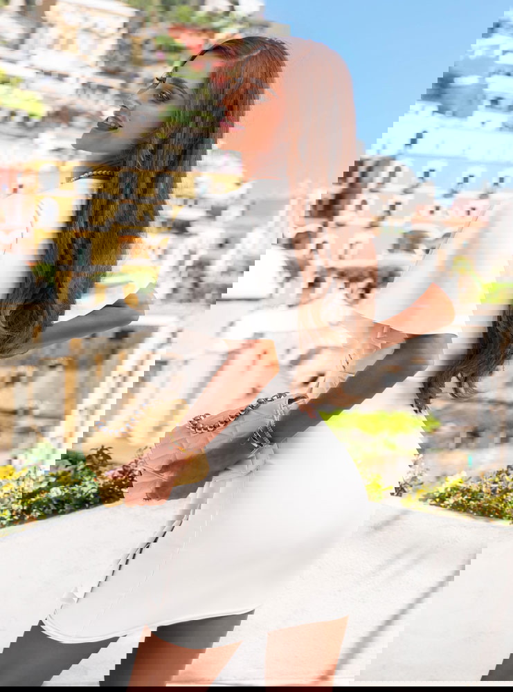 Biała sukienka z przekładanym...