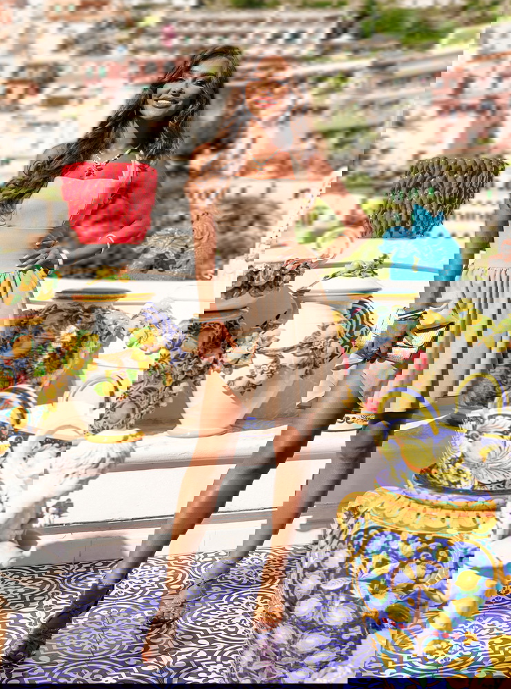 Beżowa rozkloszowana sukienka na...