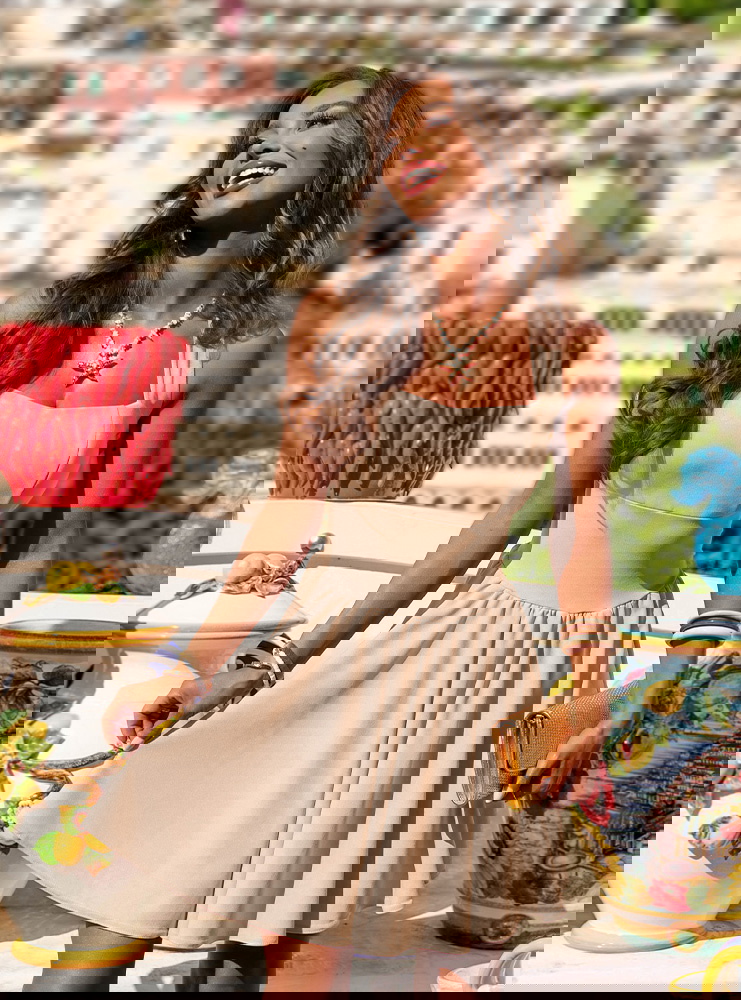 Beżowa rozkloszowana sukienka na...