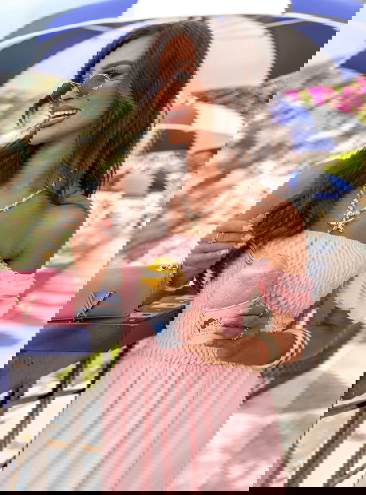 Pudrowa sukienka midi typu hiszpanka...