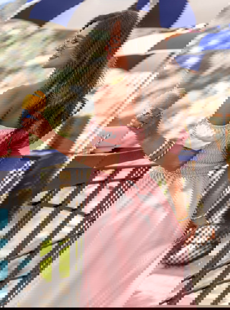 Pudrowa sukienka midi typu hiszpanka...