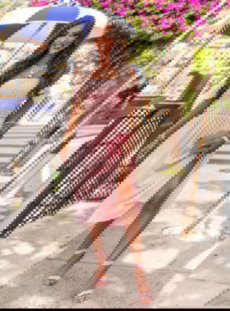 Pudrowa sukienka midi typu hiszpanka...