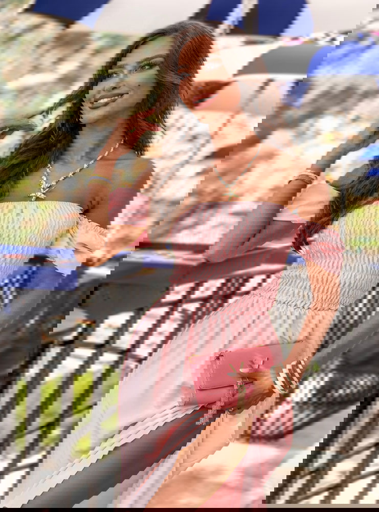 Pudrowa sukienka midi typu hiszpanka...