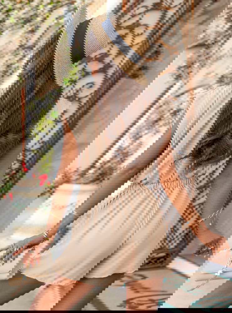 Beżowy kombinezon z przekładanym...