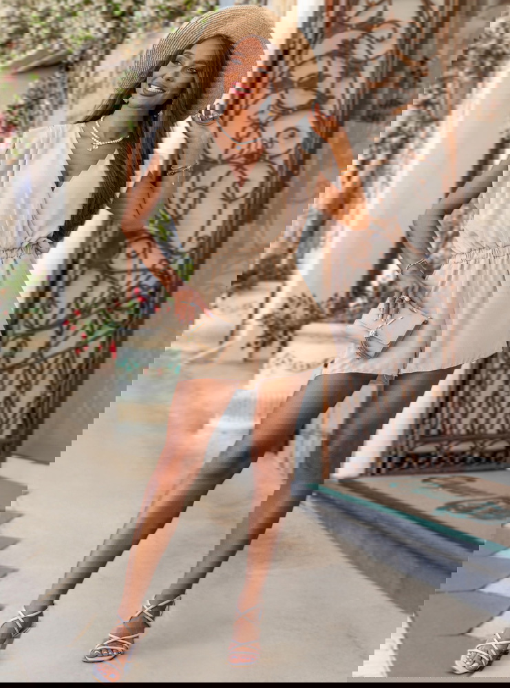 Beżowy kombinezon z przekładanym...