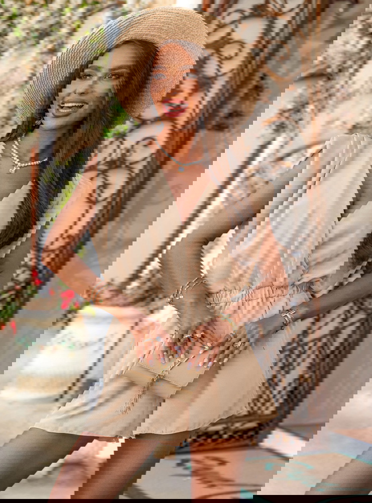 Beżowy kombinezon z przekładanym...