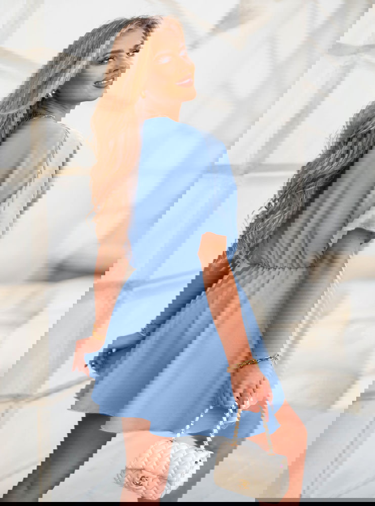 Błękitny kombinezon jak sukienka z...