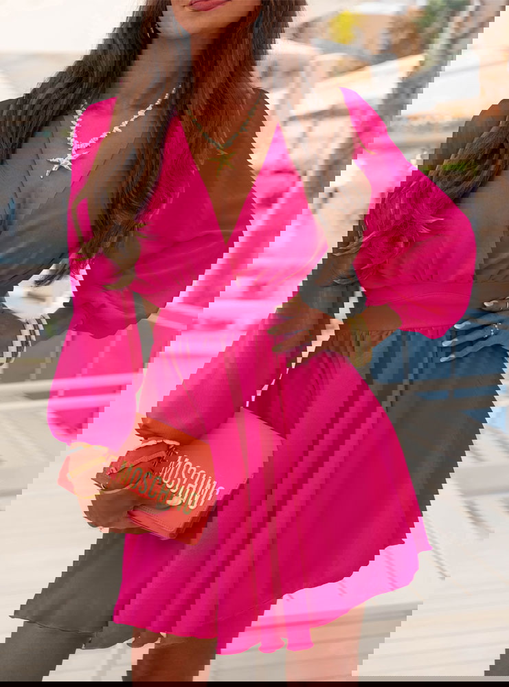 Sukienka rozkloszowana z wycięciem...