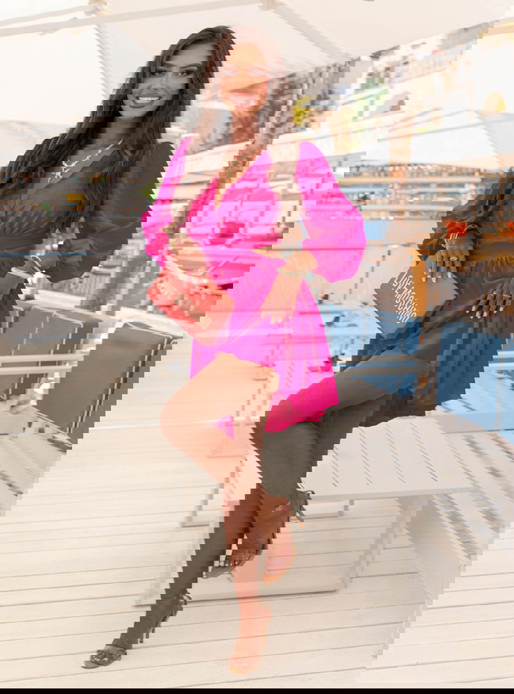 Sukienka rozkloszowana z wycięciem...