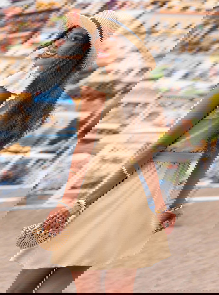 Beżowa sukienka z przekładanym...