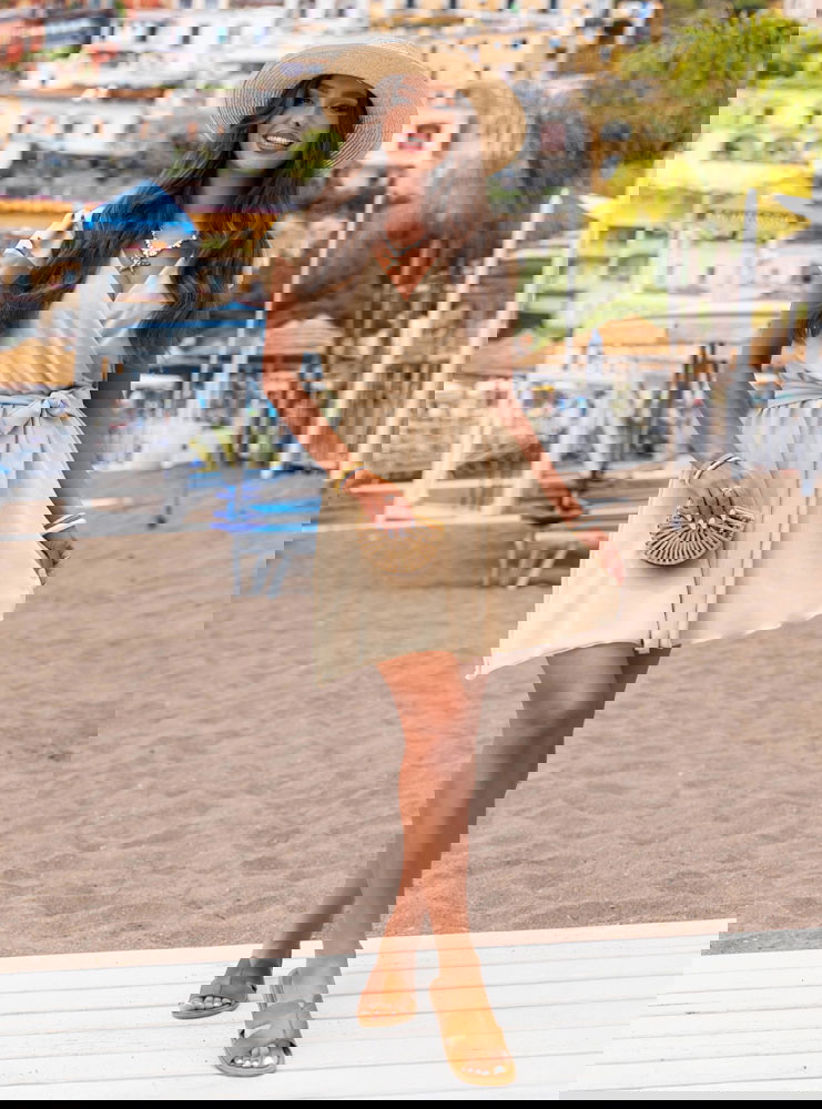 Beżowa sukienka z przekładanym...