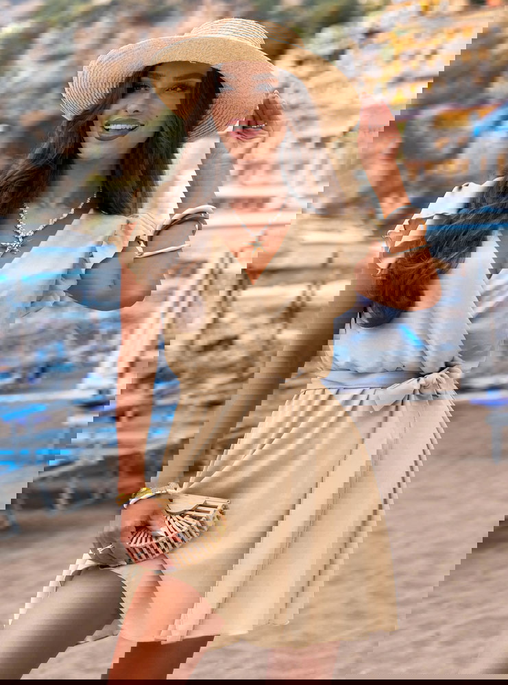 Beżowa sukienka z przekładanym...