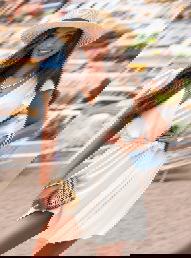 Biała sukienka z przekładanym...